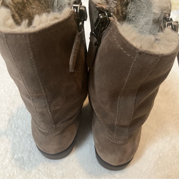 AQUATALIA "WANITA" TAUPE SUEDE LEATHER -FUR / SHEARLING LINED ZIP ANKLE BOOTS - Picture 7 of 14